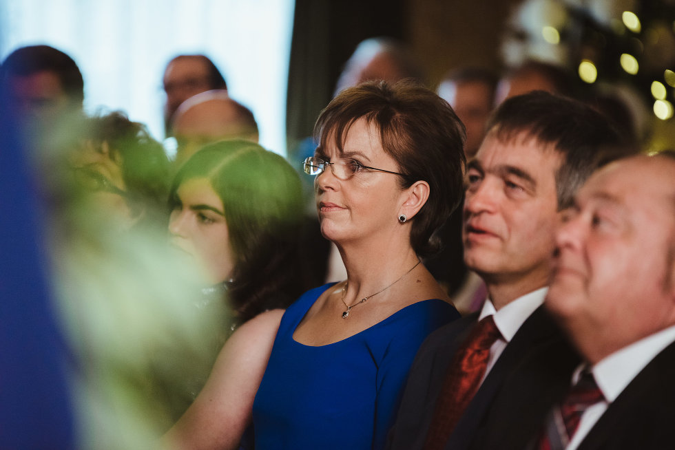 grooms parents watching the wedding ceremony Niagara wedding