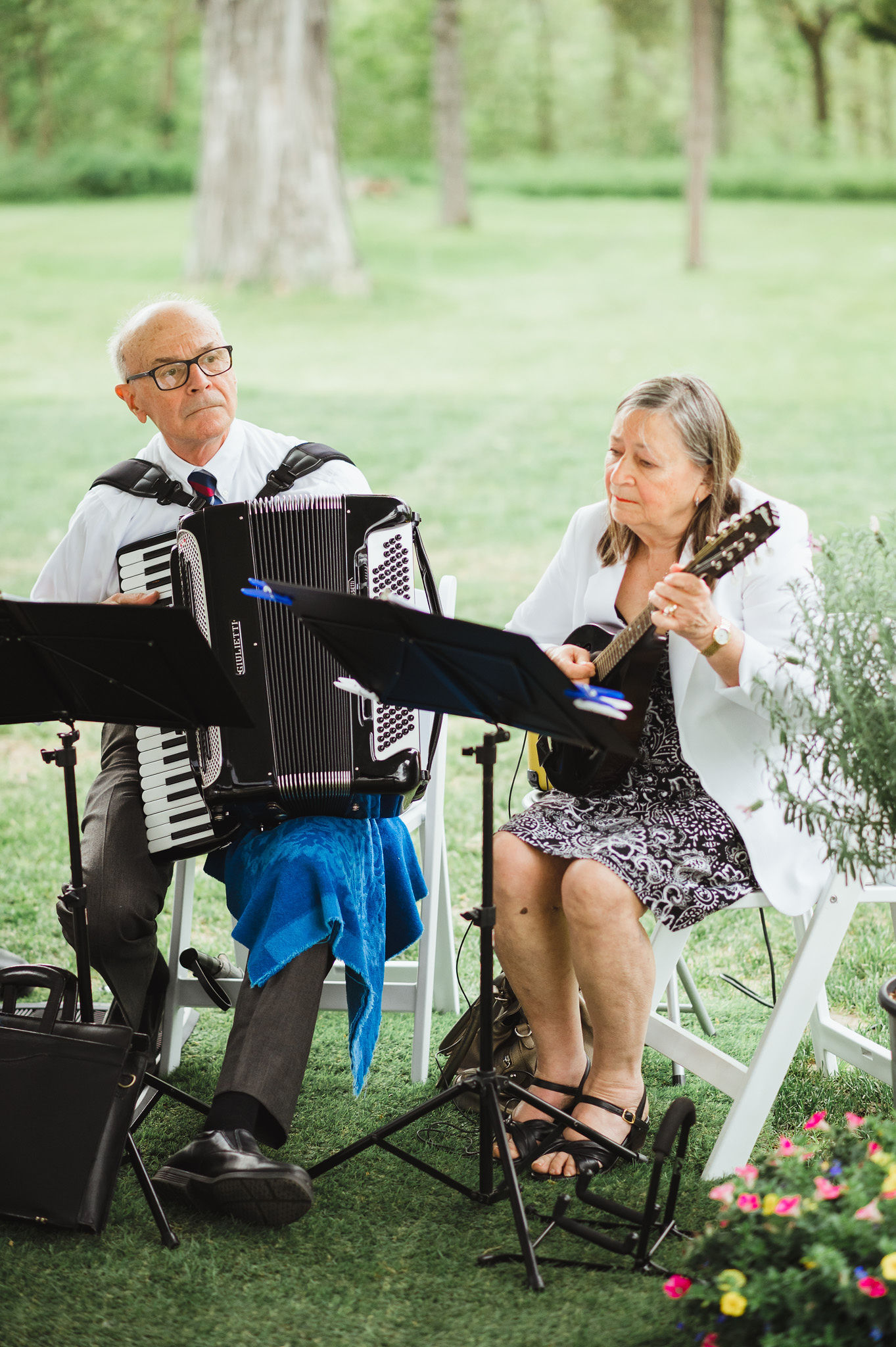 man playing an accordion and a woman playing a ukulele for a charming southern style wedding at Ruthven Park National Historic Site