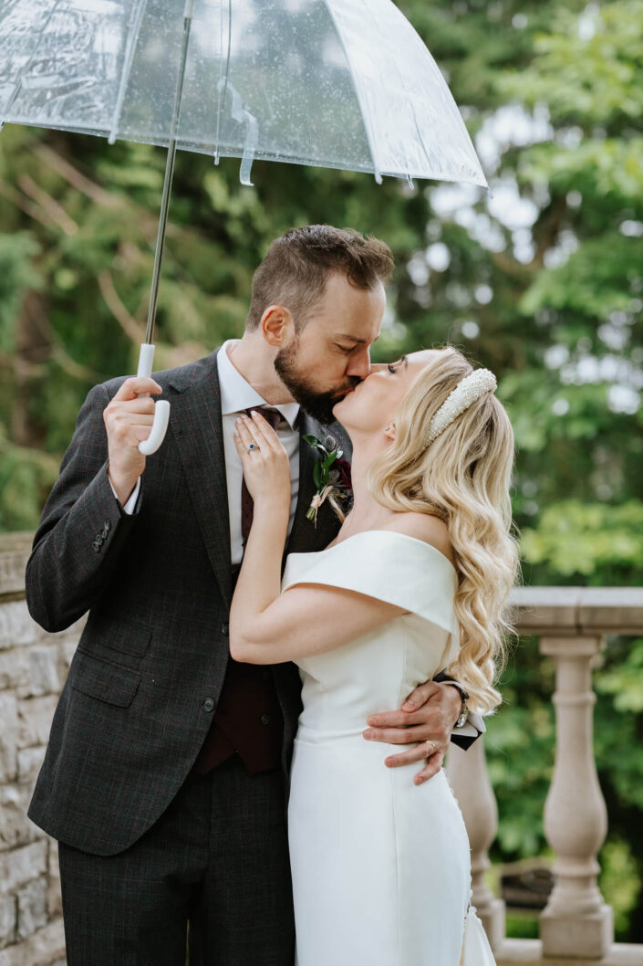 wedding couple kissing